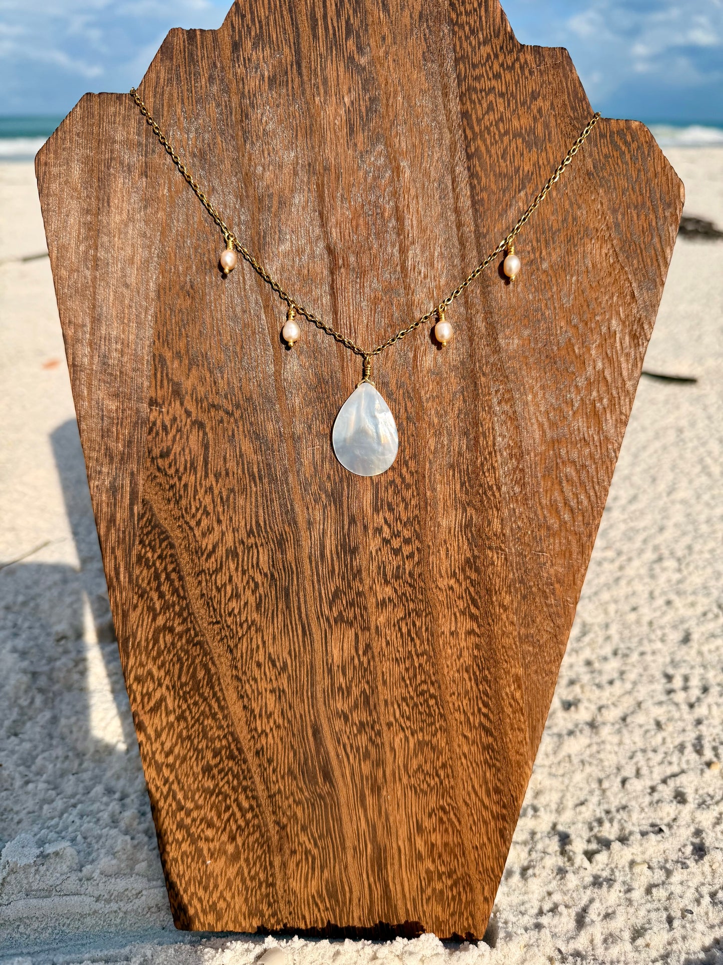 Peach Pearl and Shell Pendant Necklace