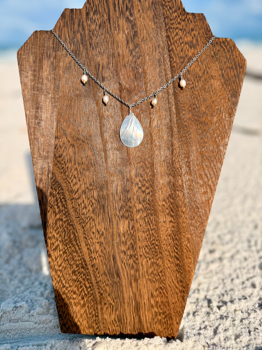 Peach Pearl and Shell Pendant Necklace